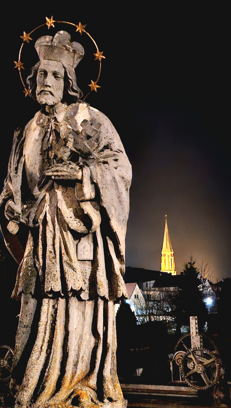 Kemnath bei Nacht...
Der heilige Sebastian weilt vor dem Stadtweiher und im Hintergrund leuchtet der Kirchturm hervor...
