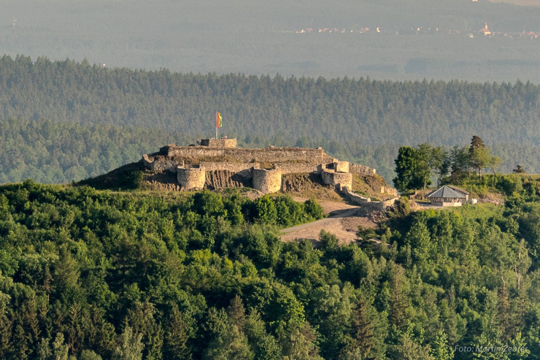 Foto: Martin Zehrer - Der Schlossberg vom Mesnerhaus auf dem Armesberg aus fotografiert. Die tiefstehende Abendsonne zeigt die Burgruine Schlossberg bei Waldeck in einem besonders schönen Lich 