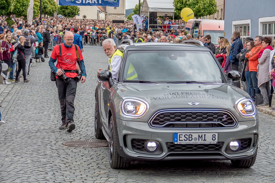 Foto: Martin Zehrer - Nofi-Lauf 2017: Start am Stadtplatz und Ziel beim Siemens... 5,9 Kilometer durch Kemnath und rund herum. Mehr als 8000 Teilnehmer fanden sich in Kemnath zusammen um die S 