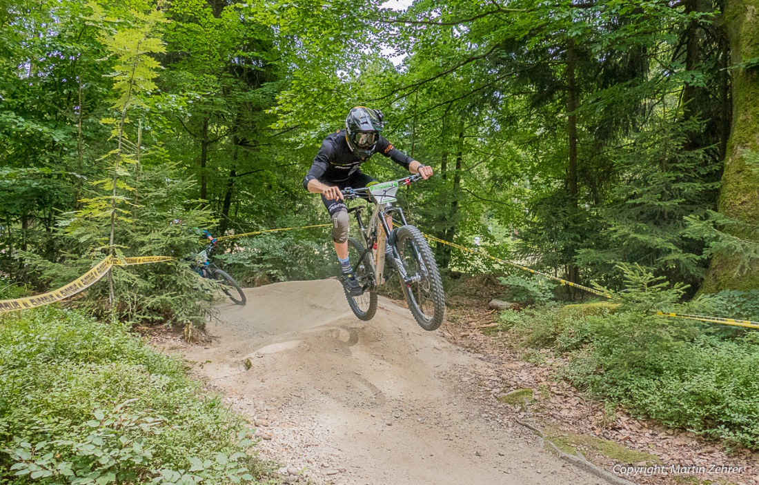 Foto: Martin Zehrer - Jump out ;-) Mit Speed aus der Kehre und dann den Ochsenkopf runter - unglaublich schnell!!! 