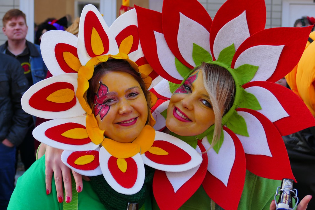 Foto: Martin Zehrer - Schöne Blumen :-D<br />
<br />
44. Faschingszug durch Waldeck am 7. Februar 2016!<br />
<br />
Tanzen, lachen und Gaudi machen ;-)<br />
<br />
Viele Gaudiwagen und unzählige Besucher trafen in Waldec 