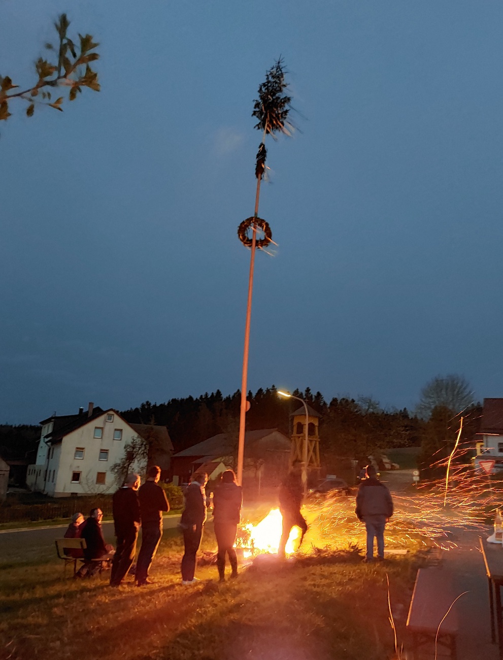 Foto: Martin Zehrer - Jubiläum!!! Bereits 50 Mal wurde in Godas der Maibaum mit vereinten Kräften der Godaser aufgestellt.<br />
Steht der Baum, wird anschließend, nach einer Dankesrede (heuer durc 