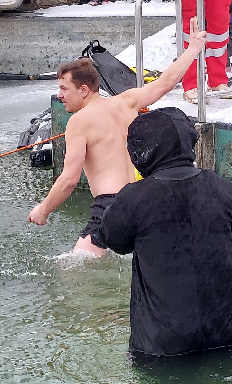 Einfach mal ins eiskalte Wasser reinsteigen - Respekt!

Neujahrs-Schwimmen im Freibad Immenreuth. 