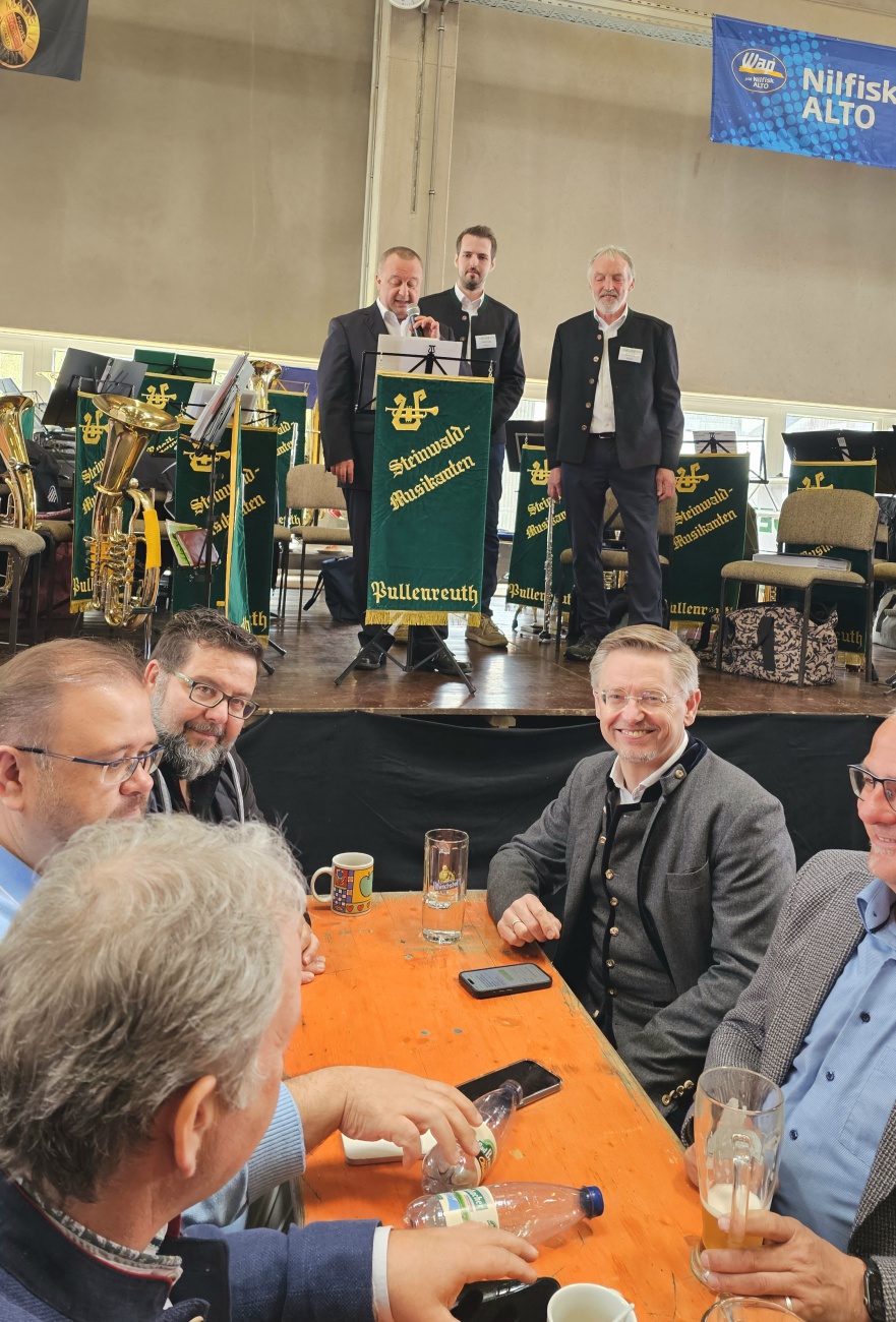 Zum 30-Jährigen Jubiläum kam auch hoher Besuch aus Berlin und den umliegenden Gemeinden.
Auf der Bühne sind die Geschäftsführer von HOWA, Norbert Horn und Matthias Horn, zu erkennen.

30 Jahre HOWA Land- und Forsttechnik

Am 18. und 19. April 2026 feierte HOWA Land- und Forsttechnik sein 30-jähriges Firmenjubiläum auf dem Firmengelände in Neusorg - und das mit großem Erfolg. Zahlreiche Kunden, Partner und Interessierte nutzten die Gelegenheit, um gemeinsam dieses besondere Ereignis zu feiern. Die Veranstaltung war an beiden Tagen sehr gut besucht, und besonders erfreulich war, dass auch viele Familien vor Ort waren und das Fest gemeinsam genossen.

Im Mittelpunkt stand die große Land- und Forstmaschinenausstellung mit namhaften Herstellern wie Fendt, Komatsu und weiteren. Ein besonderes Highlight waren die Live-Vorführungen der maschinellen Holzernte mit modernen Komatsu-Maschinen, darunter der Harvester 931 XC und der Forwarder 855, die eindrucksvoll ihr Können unter Beweis stellten.

Der Samstag bot neben der Ausstellung auch eine stimmungsvolle Abendveranstaltung mit Live-Musik. Bei der HOWA Party wurde bis in die Nacht hinein gefeiert und das Jubiläum gebührend gewürdigt.

Am Sonntag startete der Tag mit einem offiziellen Teil und Grußworten, gefolgt von einem zünftigen Weißwurstfrühstück mit Blasmusik. Für beste Unterhaltung sorgten am Nachmittag die Heusterz Musikanten. Während des gesamten Wochenendes wurde den Besuchern ein buntes Rahmenprogramm geboten - von Kinderattraktionen wie Hüpfburg und Kinderschminken bis hin zu kulinarischer Verpflegung und Getränken.

Das 30-jährige Jubiläum war ein voller Erfolg und ein gelungenes Fest für Jung und Alt.