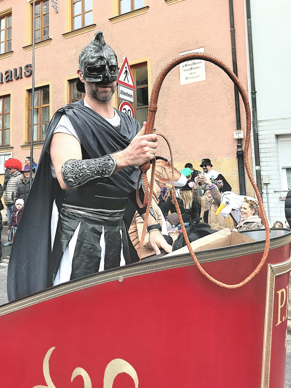 Der Fasching in Pressath 2026 zeigte sich von seiner buntesten und lebendigsten Seite.

Prunkwagen, traditionelle Gruppen und festlich gekleidete Teilnehmer zogen durch die Straßen und begeisterten die Zuschauer.
Musik, Jubel und ausgelassene Stimmung prägten das Ortsbild fast den ganzen Tag über.

Zahlreiche Vereine und Besucher feierten gemeinsam und machten den Umzug zu einem besonderen Erlebnis.

Der Pressather Fasching 2026 bleibt als fröhliches Fest der Gemeinschaft und Tradition in Erinnerung.