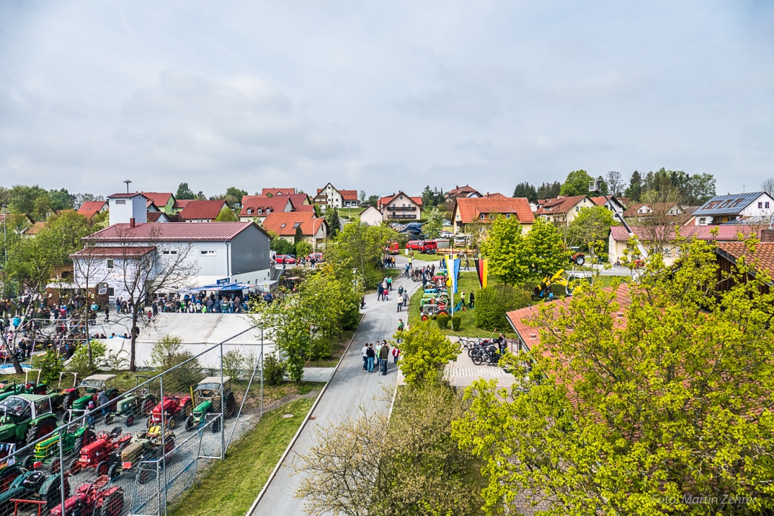 Foto: Martin Zehrer - Der Blick über die Ortschaft Kirchenpingarten... Am 7. Mai 2017 fand hier ein Bulldogtreffen statt. Hunderte von Traktoren, unterschiedlichster Hersteller, trafen hier ei 