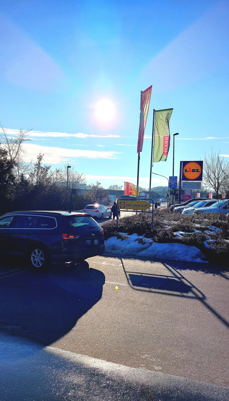 Wetter am 10. Februar 2026

Endlich wieder Sonnenschein,  Temperatur ca. +6 Grad im Schatten,  minimaler Wind, teilweise Schleierwolken   sonst blauer Himmel. 