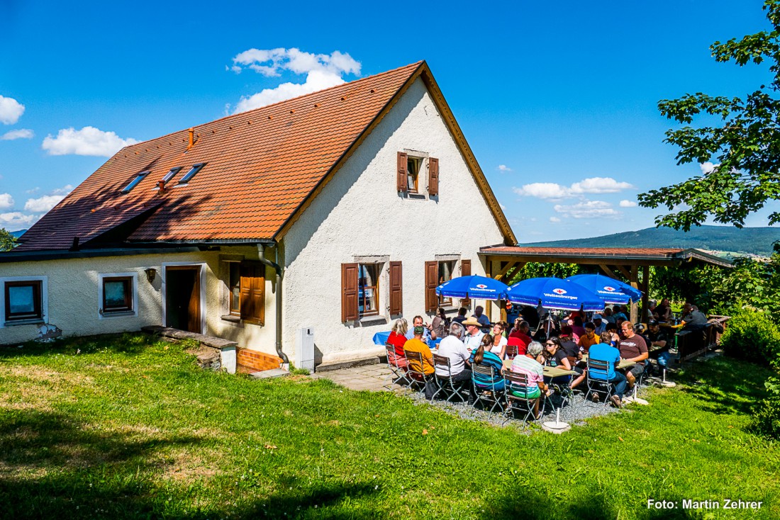 Foto: Martin Zehrer - Oldtimerfahrer treffen sich zur Brotzeit am Mesnerhaus auf dem Armesberg. Im Zuge einer Rundfahrt zum Oldtimertreffen des MSC Wunsiedel e.V. machten die Teilnehmer der Ol 