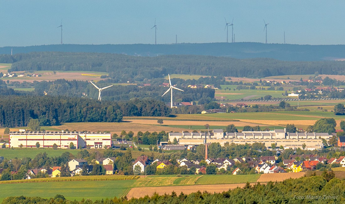 Foto: Martin Zehrer - WOW... es ist mir noch gar nicht aufgefallen, dass hinter dem Kemnather Land, in Richtung Franken, so viele Windkraftwerke gebaut werden bzw. wurden.<br />
<br />
Im Bildvordergrun 