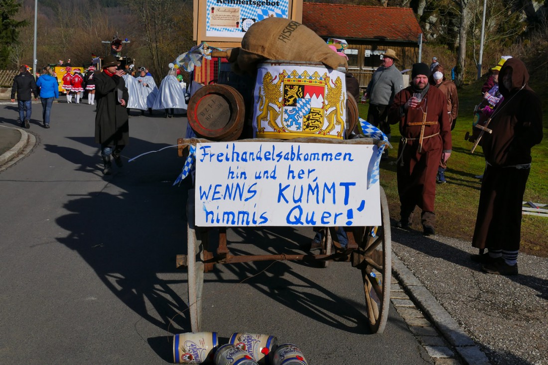 Foto: Martin Zehrer - 44. Faschingszug durch Waldeck am 7. Februar 2016!<br />
<br />
Tanzen, lachen und Gaudi machen ;-)<br />
<br />
Viele Gaudiwagen und unzählige Besucher trafen in Waldeck aufeinander.<br />
Die M 