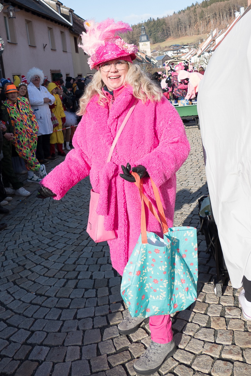Faschingszug durch Waldeck 2026 - WCV Helau!!!

Am 15. Februar 2026 war es wieder soweit. Tausende Besucher jubelten den Narren zu, das Wetter wurde wie bestellt, wunderschön. Die Sonne strahlte und alle Menschen waren voller Faschings-Laune. WCV Helau!!!!
