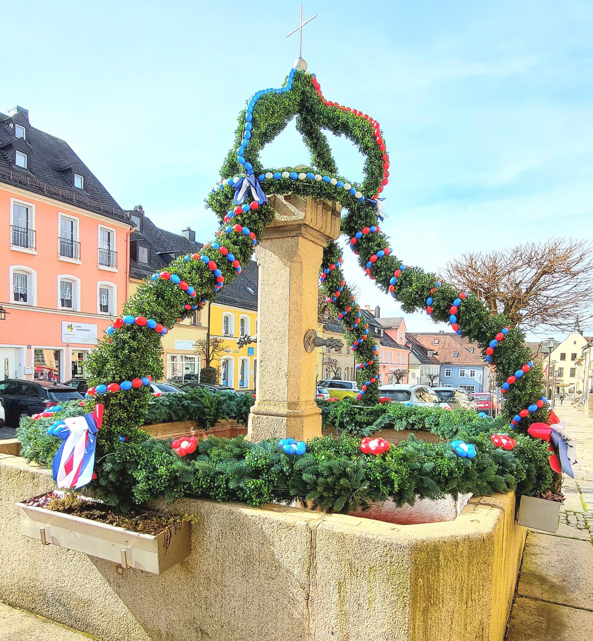 Herrlich geschmückter  Osterbrunnen in Kemnath...