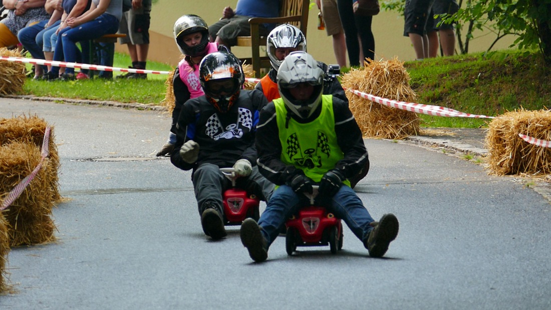 Foto: Martin Zehrer - Wer wird als erstes unten ankommen?<br />
<br />
Genial - Die legendären Bobbycar Meisterschaft in Preißach. <br />
"Den of Vice" veranstaltete heute das 3. Bobbycar-Rennen durch die Or 