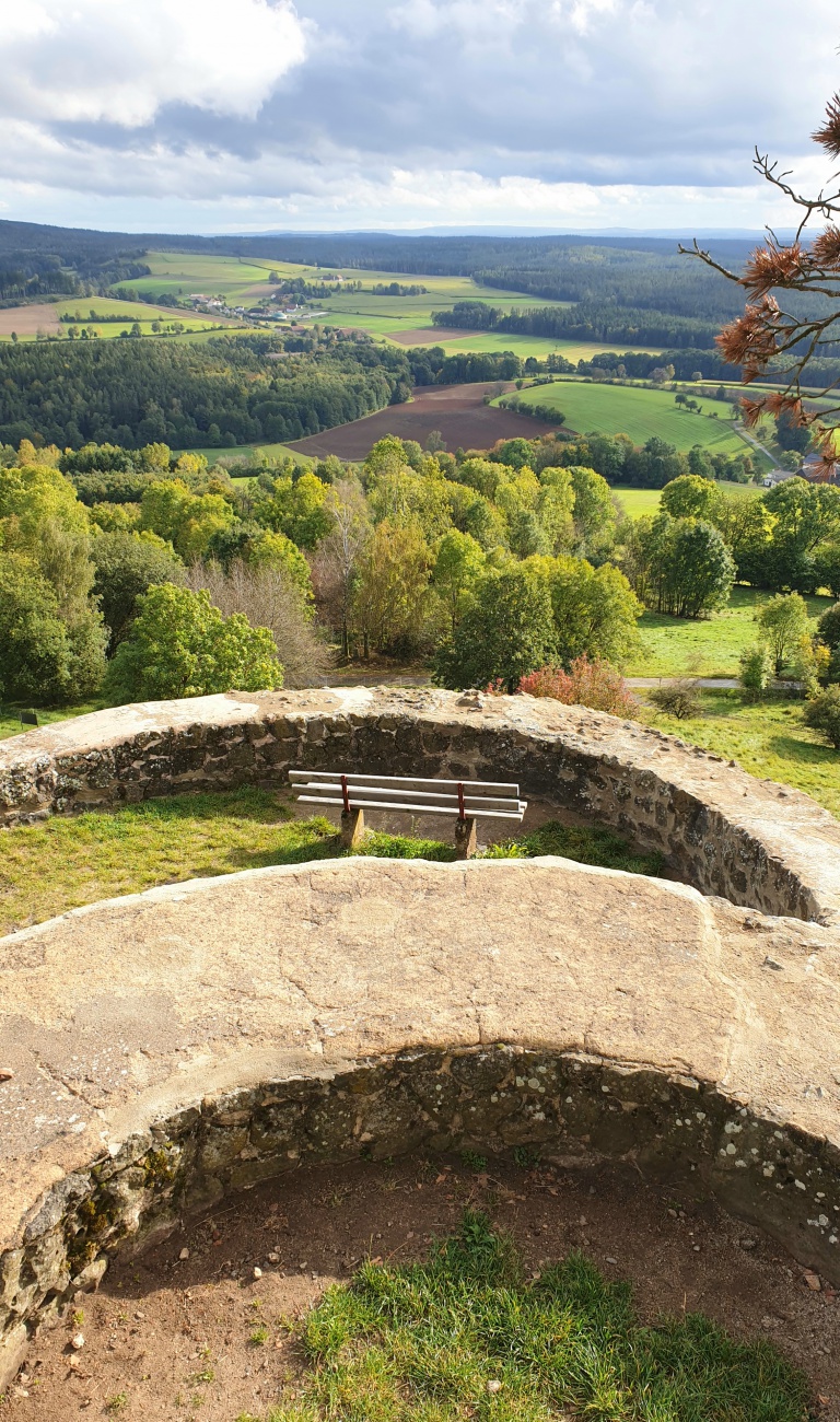 Foto: Martin Zehrer - Hier einfach mal niedersetzen und schauen. <br />
Eines der schönsten Plätzchen zwischen den Burgmauern auf dem Schlossberg. 