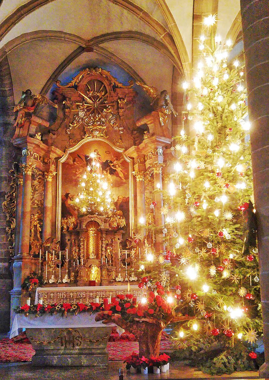 Foto: Jenny Müller - Die Kemnather Kirche in weihnachtlichem Ambiente. Ein wunderbar geschmückter Weihnachtsbaum hüllt den Altarraum in festliches Licht.<br />
Bild mit freundlicher Genehmigung du 