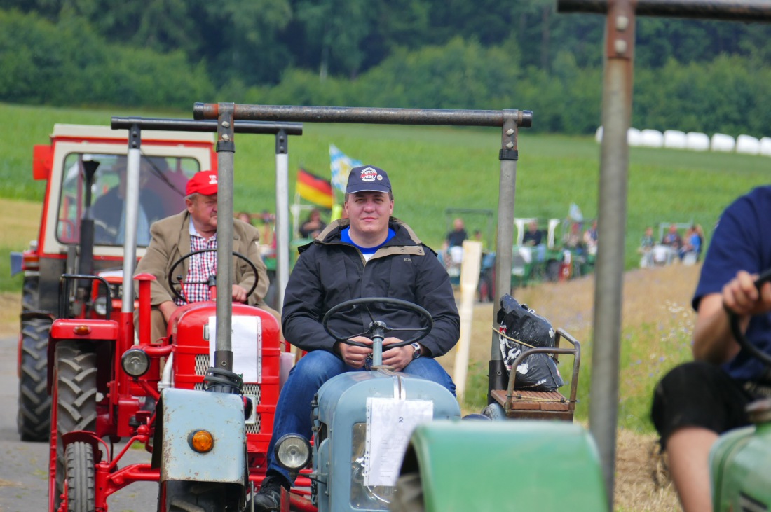 Foto: Martin Zehrer - Traktortreffen 2016 in Oberwappenöst<br />
Trotz Regen am Vormittag kamen an diesem Sonntag ca. 120 Oldtimer-Bulldogs und unzählige Besucher. Zum Mittag hin klarte das Wetter  