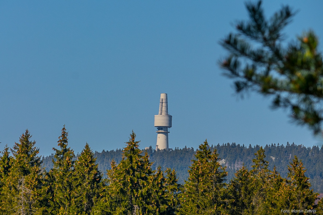 Foto: Martin Zehrer - Der Spionage-Turm (Schneeberg) vom Fichtelsee aus fotografiert. Von dort oben aus wurde zum kalten Krieg ein besonderes Augenmerk auf Aktivitäten an der Grenze zur damali 