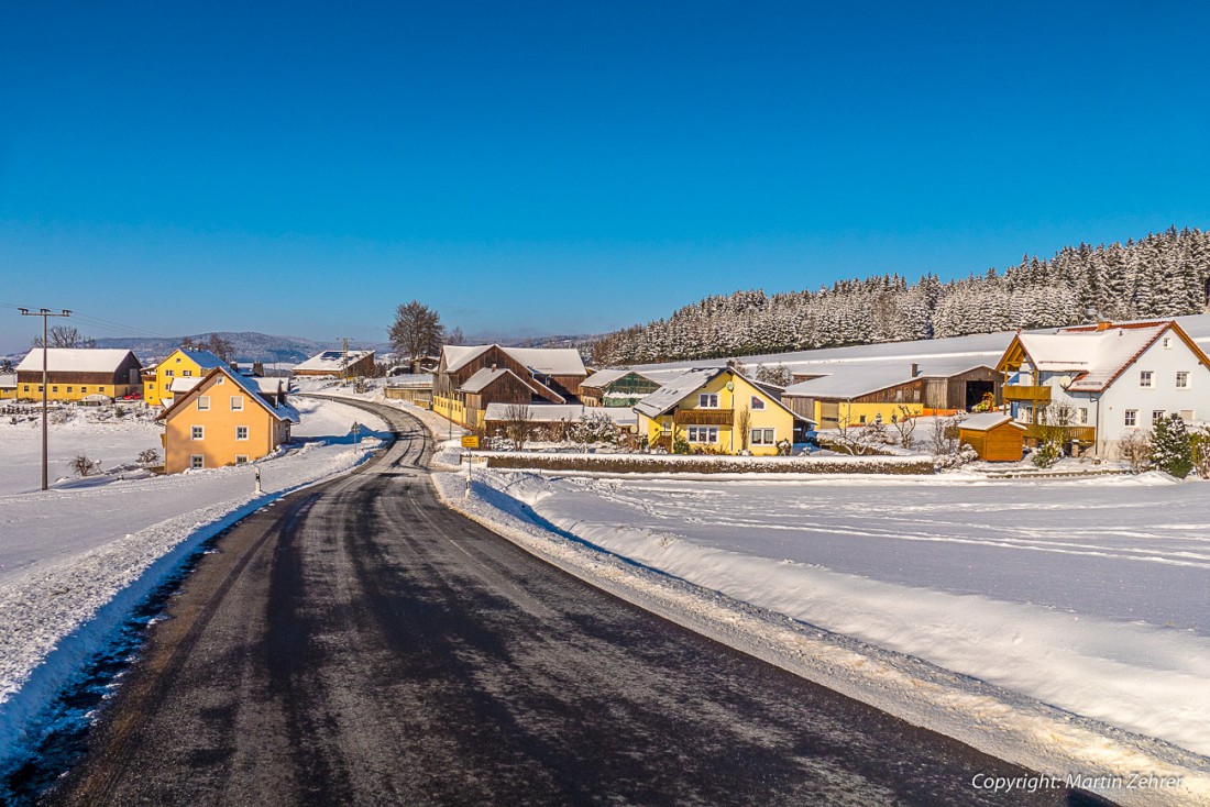Foto: Martin Zehrer - Blauer Himmel, weißer Schnee... Winter-Dorf Aign, wie ist das scheeee - Was für ein wundervoller Anblick!<br />
<br />
Dieses Foto entstand am 19. Januar 2016, vormittags ;-) 