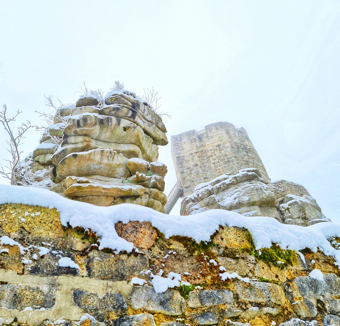 Foto: Jennifer Müller - Es hat wieder geschneit :-)<br />
Nichts wie raus in die wunderschöne Natur!<br />
Heut gehts rauf zur Burgruine Weißenstein. Auf krachendem Schnee durch den Winter-Weihnachts-Wald 