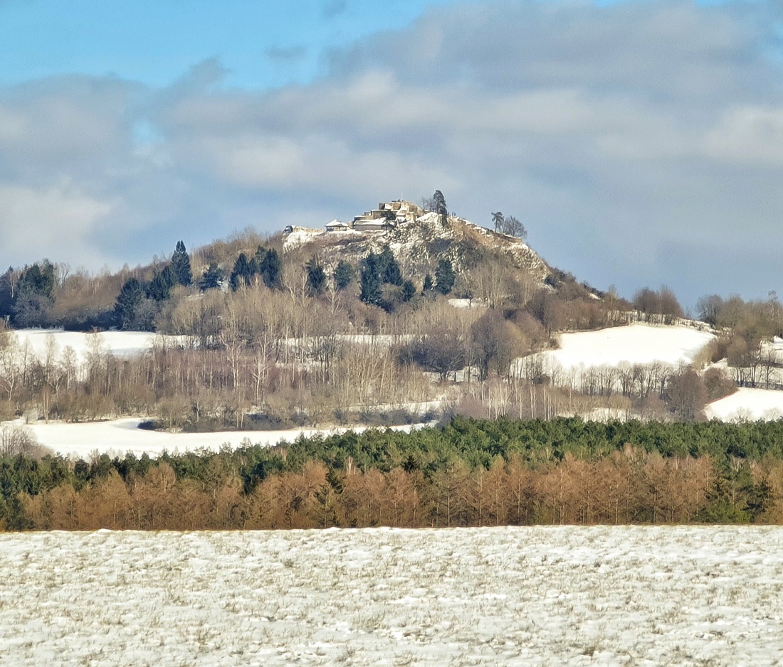 Foto: Jennifer Müller - Der Schlossberg von Kuchenreuth aus gesehen... 