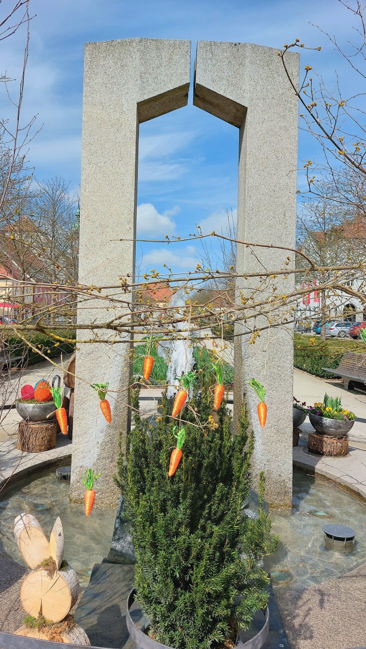 Foto: Martin Zehrer - Osterbrunnen mit Gelberüben-Kunst in Tirschenreuth... ;-) 