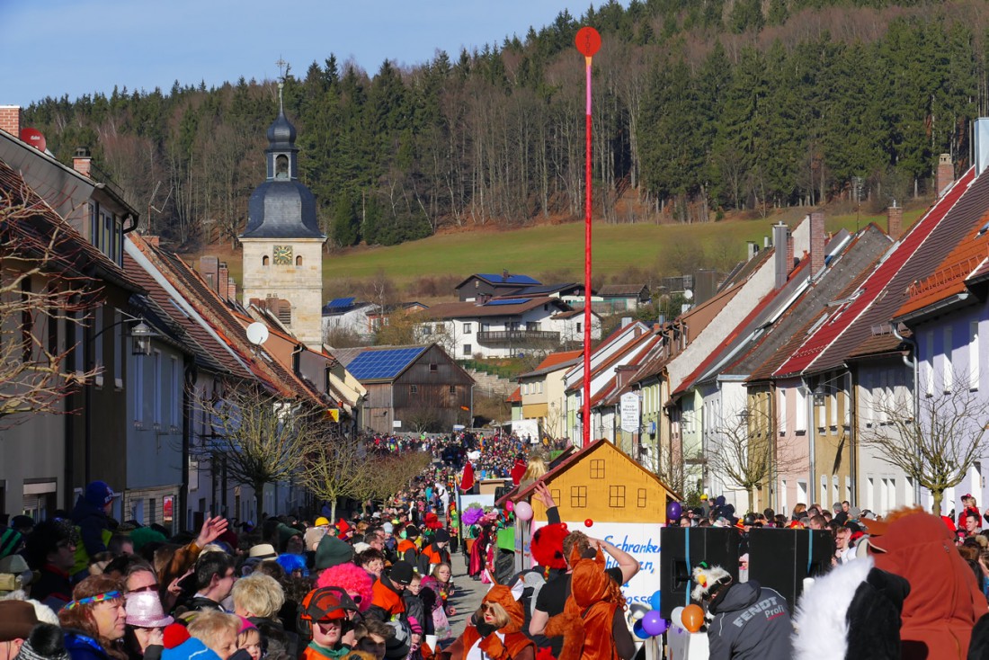 Foto: Martin Zehrer - Die Schranke und der Gaudiwurm...<br />
<br />
44. Faschingszug durch Waldeck am 7. Februar 2016!<br />
<br />
Tanzen, lachen und Gaudi machen ;-)<br />
<br />
Viele Gaudiwagen und unzählige Besucher  