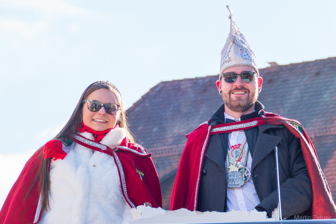 Faschingszug durch Waldeck 2026 - WCV Helau!!!

Am 15. Februar 2026 war es wieder soweit. Tausende Besucher jubelten den Narren zu, das Wetter wurde wie bestellt, wunderschön. Die Sonne strahlte und alle Menschen waren voller Faschings-Laune. WCV Helau!!!!
