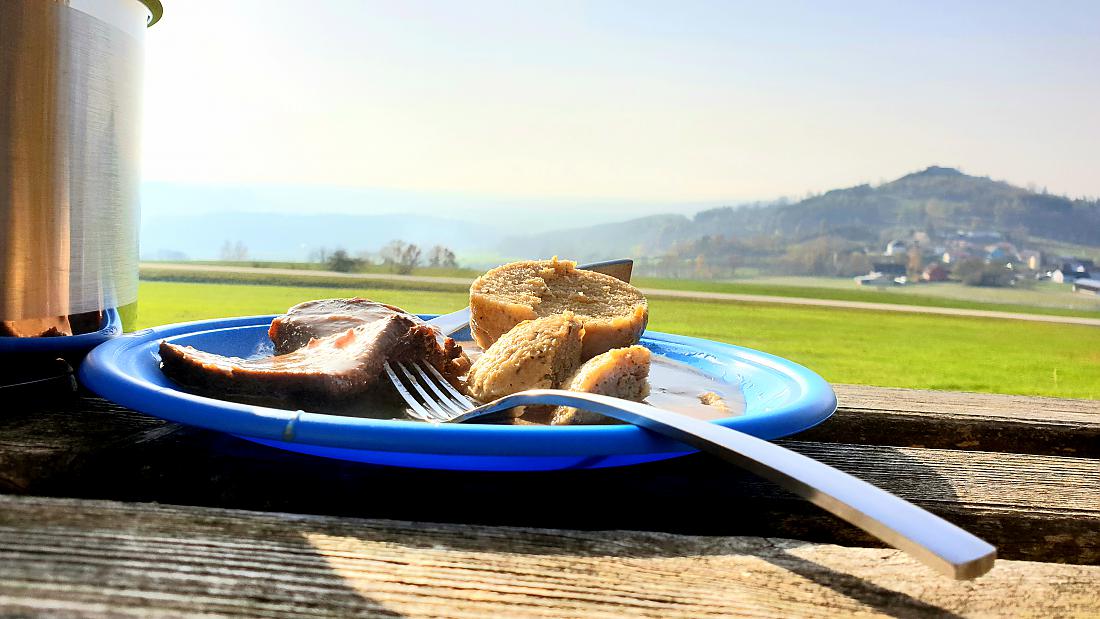 Foto: Martin Zehrer - Picknick übern Waldecker Land. Hinterm Hirschbraten-Teller ist der Schloßberg bei Waldeck zu erkennen. ;-)<br />
<br />
8. November 2020 