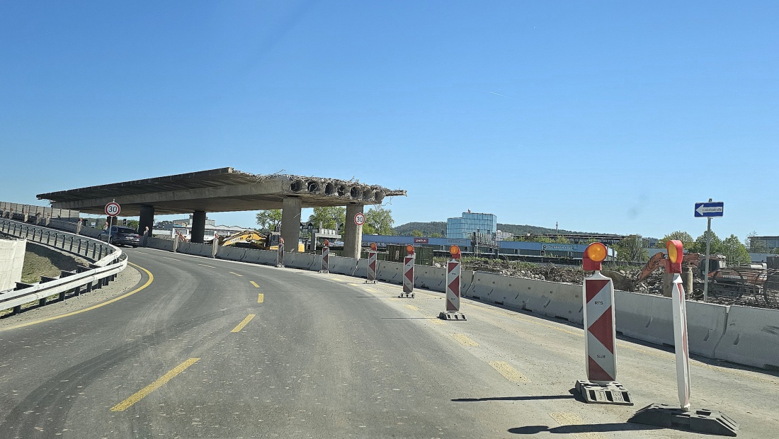 Brücken-Erneuerung in Bayreuth. Auf dem Bild sieht man ein Stück der alten Brücke und an der Abbruchkannte ist auch der Aufbau der bisherigen Brücke zu erkennen.
