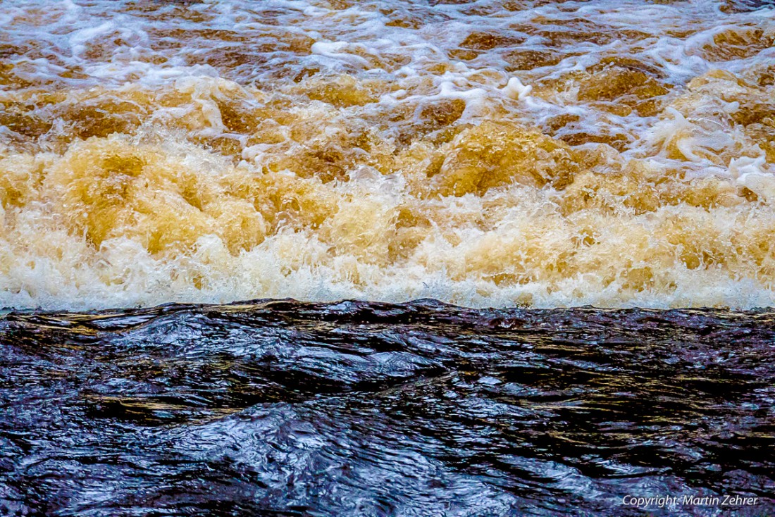 Foto: Martin Zehrer - 1. Dezember 2015 - Wassermassen am Wehr von Trevesenhammer. Nach den extremen Regenfällen der vergangenen Tage schwollen die Flüsse an und traten über die Ufer. Hier, in  