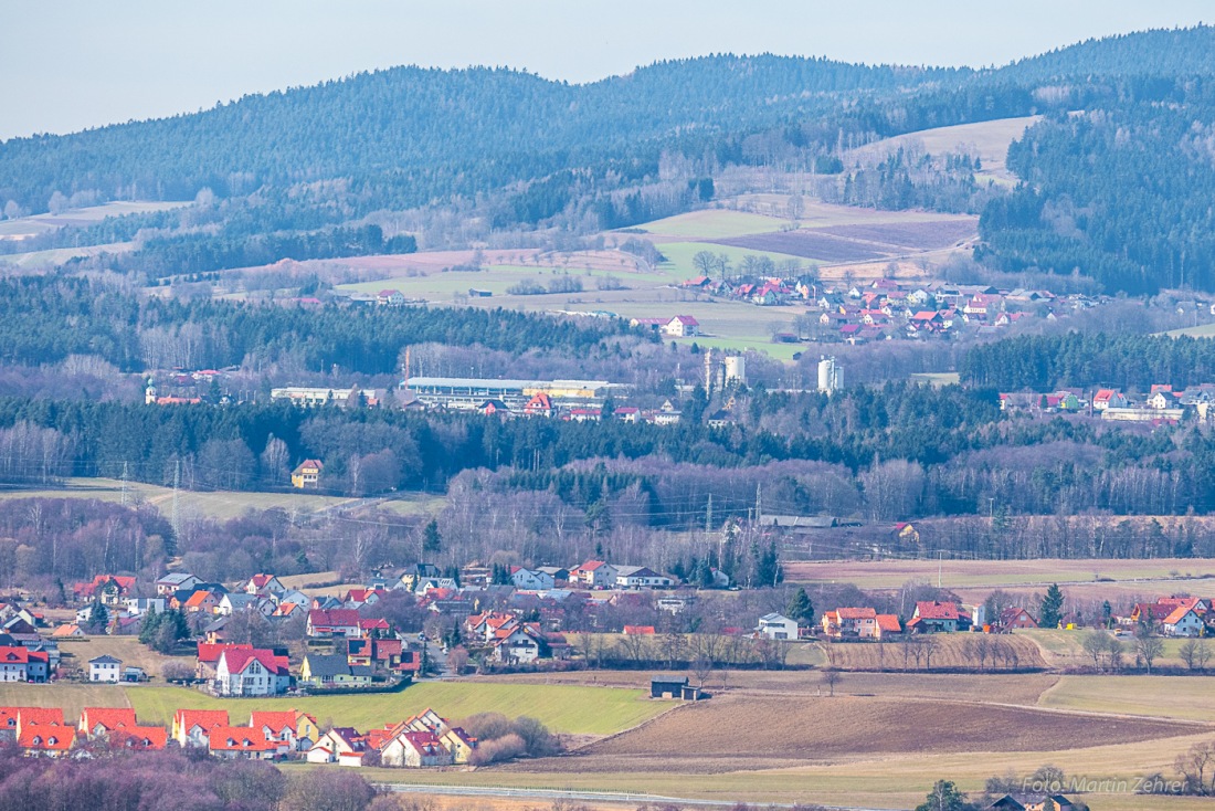 Foto: Martin Zehrer - Vorne die neuen Häuser von Kulmain zu sehen, im Hintergrund das große Firmengelände von Markgraf in Immenreuth... 