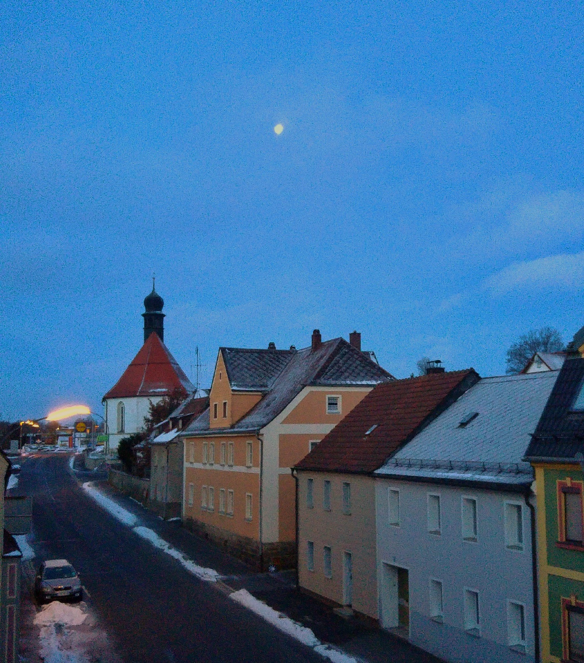 Foto: Jennifer Müller - Ein wunderschöner Sonntag Morgen mit blauem Himmel und Mond. 31.01.2021 
