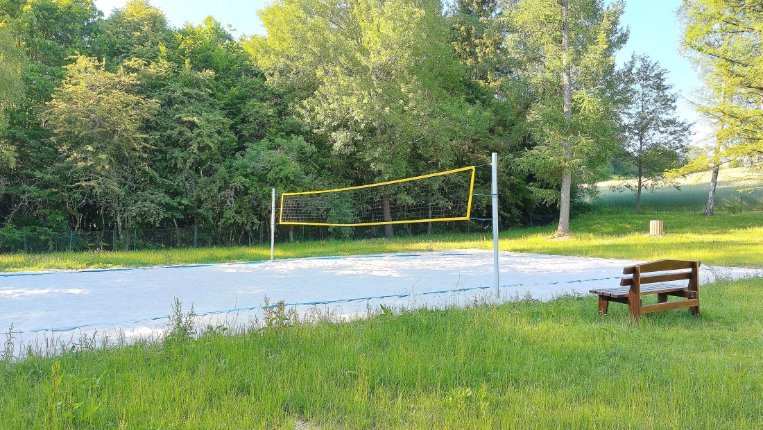 Foto: Martin Zehrer - Ein tolles Beach-Volleyball-Feld neben dem Schwimmbecken des Freibads Selingau. 