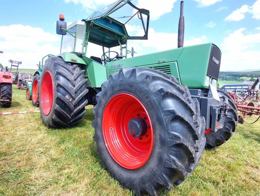 Foto: Martin Zehrer - Ein Fendt Favorit mit unheimlicher langer Haube... 