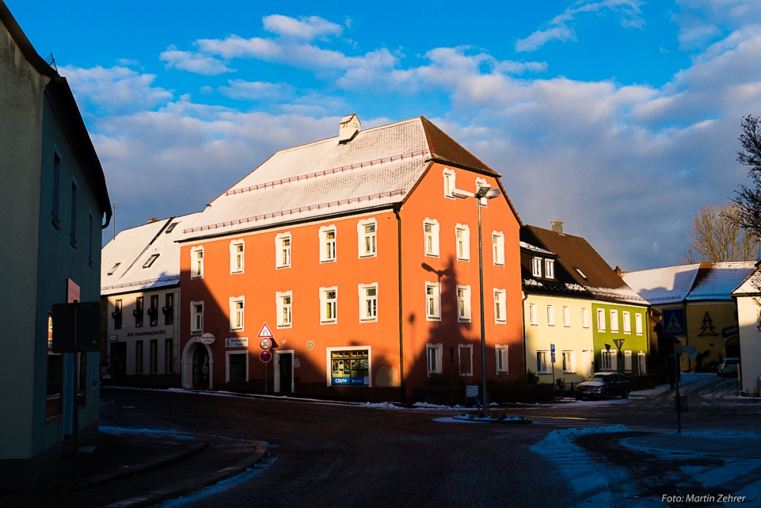 Foto: Martin Zehrer - Ehemalige Post: Ein kleines Post-Horn an der Hauswand zeugt vom früheren Verwendungszweck dieses Gebäudes.<br />
<br />
2. Januar 2019 - Kurz vorm Sonnenuntergang... ;-) 