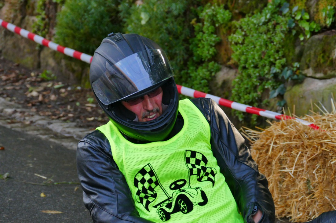 Foto: Martin Zehrer - Genial - Die legendären Bobbycar Meisterschaft in Preißach. <br />
"Den of Vice" veranstaltete heute das 3. Bobbycar-Rennen durch die Ortschaft Preißach. <br />
Zig Starter rasten  