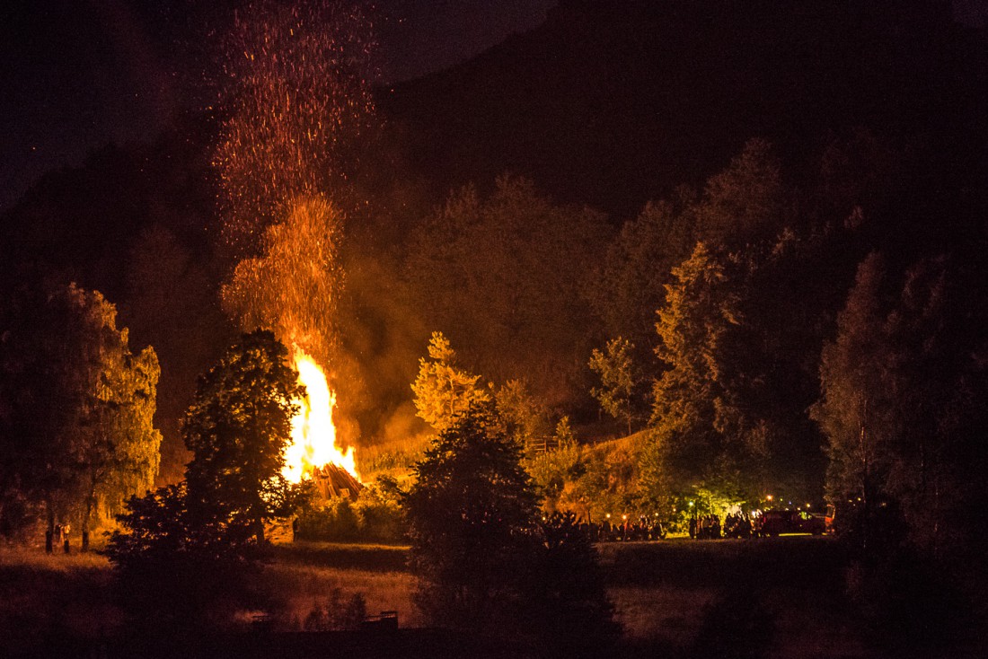 Foto: Martin Zehrer - Johannisfeuer auf dem Schloßberg bei Waldeck. Jedes Jahr wieder treffen die Einwohner von Waldeck auf dem Schloßberg zusammen um das riesige Johannisfeuer zu schüren. Die 