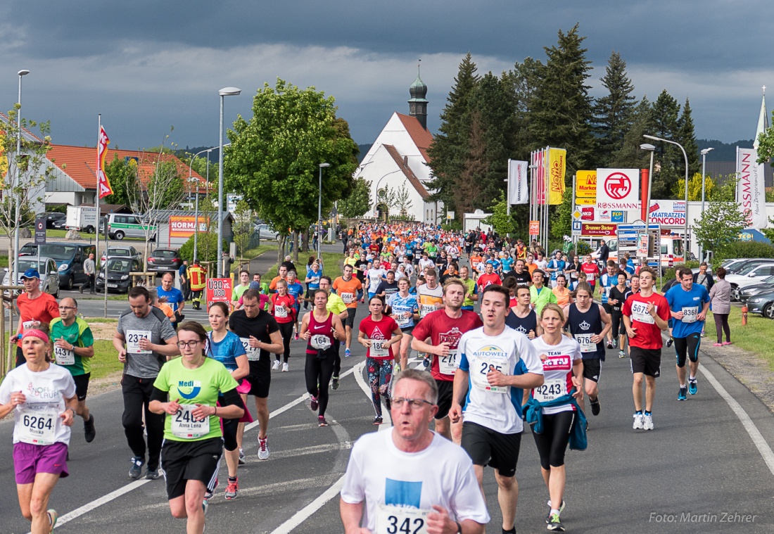 Foto: Martin Zehrer - Nofi-Lauf 2017: Start am Stadtplatz und Ziel beim Siemens... 5,9 Kilometer durch Kemnath und rund herum. Mehr als 8000 Teilnehmer fanden sich in Kemnath zusammen um die S 