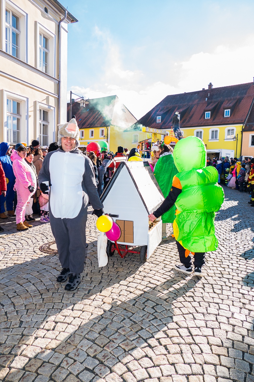 Faschingszug durch Waldeck 2026 - WCV Helau!!!

Am 15. Februar 2026 war es wieder soweit. Tausende Besucher jubelten den Narren zu, das Wetter wurde wie bestellt, wunderschön. Die Sonne strahlte und alle Menschen waren voller Faschings-Laune. WCV Helau!!!!
