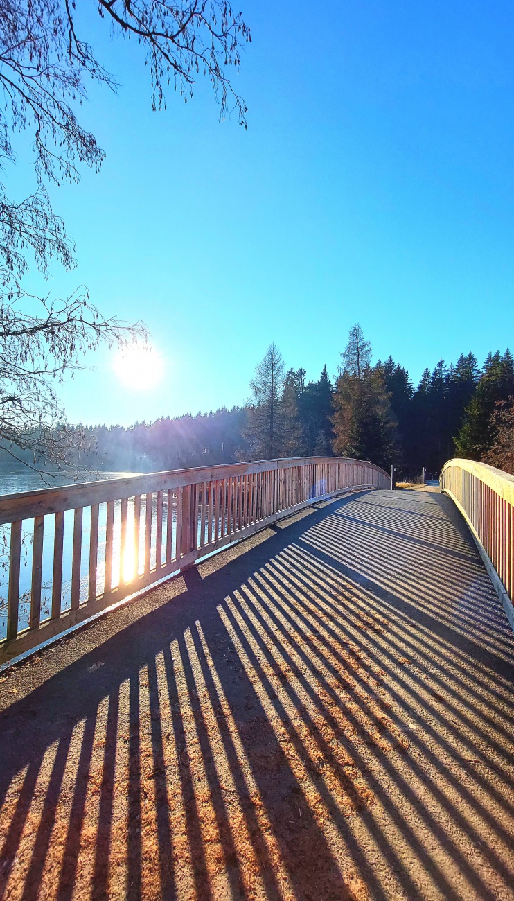 Foto: Martin Zehrer - Schatten/Licht-Spiele übern Fichtelsee!<br />
<br />
Himmlisches Sonnen-Wetter am 10. Januar 2024! 