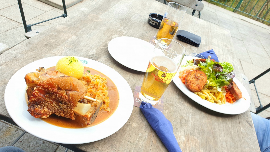 Foto: Martin Zehrer - Wandern zur Kösseine hoch - Oben angekommen... Schweinshaxn und großer Salatteller, ein Traumessen zur Traum-Aussicht :-) 