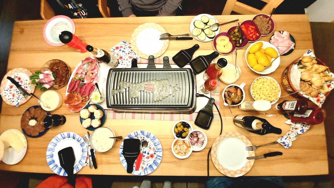 Foto: Martin Zehrer - Aufgetischt... Raclette-Abend...<br />
Sooooo guuuut und soooo lustig!!! Danke dafür!!! 