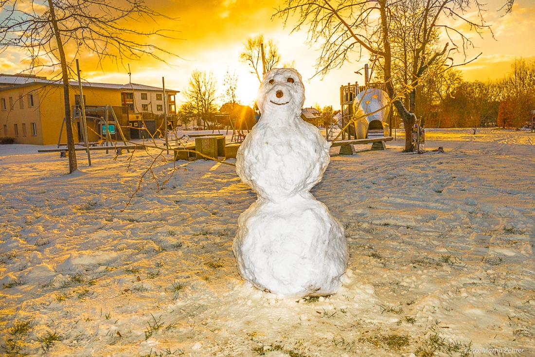 Foto: Martin Zehrer - Schneemann im neuen Jahr... Steht in der Nähe des Stadtweihers, hat Augen, eine Rüben-Nase und die Sonne geht um Hintergrund gerade unter... ;-)<br />
<br />
2. Januar 2019 