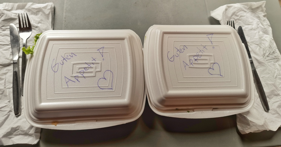 Foto: Jennifer Müller - Uns knurrt schon der Magen... und dann noch mit so viel Liebe eingepackt... Danke ans Schrembs-Team! 