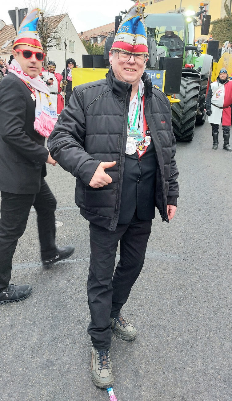 Der Fasching in Pressath 2026 begeisterte mit kreativen Kostümen und außergewöhnlichen Motto-Gruppen.

Auffällige Alien-Verkleidungen, fantasievolle Wagen und humorvolle Darstellungen sorgten für viele Lacher am Straßenrand.
Der Faschingsverein Pressath und zahlreiche Teilnehmer brachten mit Musik und Showeinlagen beste Stimmung ins Zentrum der Stadt.
Tausende Besucher feierten gemeinsam ein farbenfrohes und lebendiges Spektakel.

Der Fasching 2026 bleibt als fröhliches, ideenreiches und bestens besuchtes Fest in Pressath in Erinnerung.