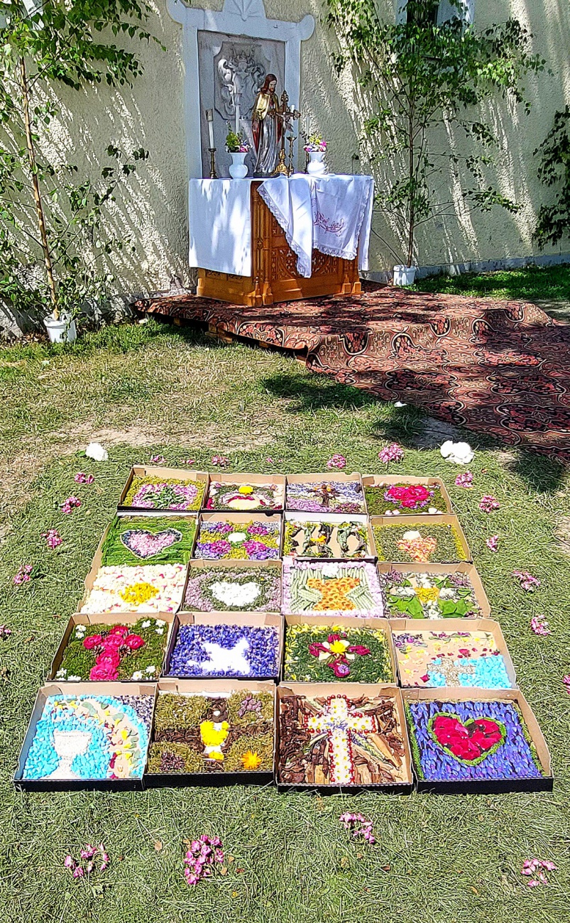 Foto: Martin Zehrer - Der wunderschön gestaltete Altar am Gsellnhaus in Kemnath.<br />
<br />
Fronleichnam in Bayern: Ein Fest des Glaubens und der Gemeinschaft<br />
<br />
Fronleichnam, offiziell -Hochfest des  