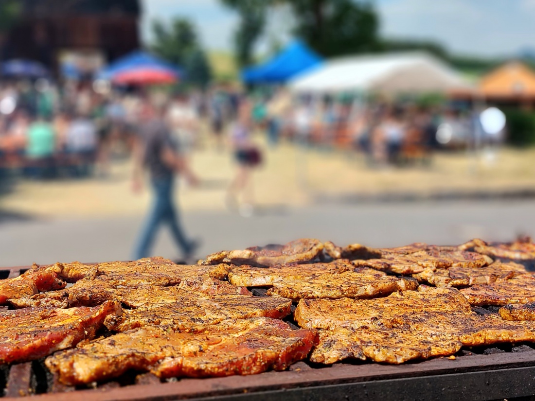 Foto: Martin Zehrer - Der Grill war auf dem Feilersdorfer Oldtimertreffen gut aufgelegt,  das Essen vorzüglich, die Organisation perfekt!<br />
Unzählige Besucher genossen diesen wunderschönen Sonn 