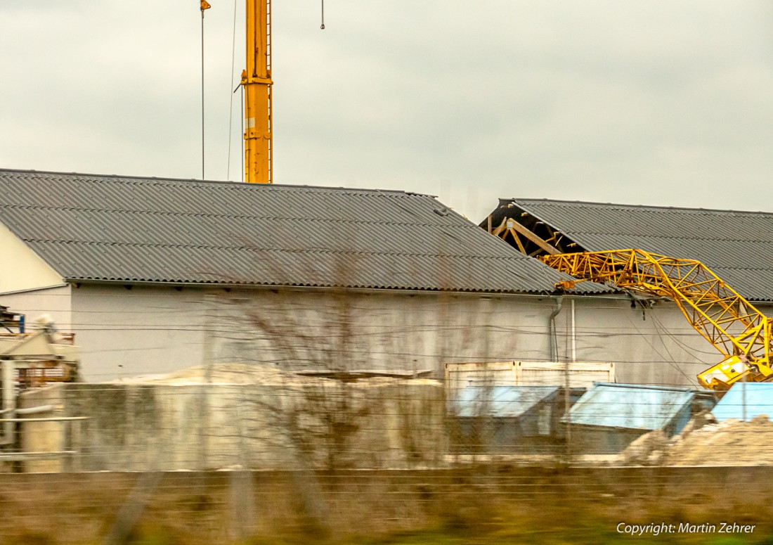 Foto: Martin Zehrer - Ein Kran liegt im Dach... 