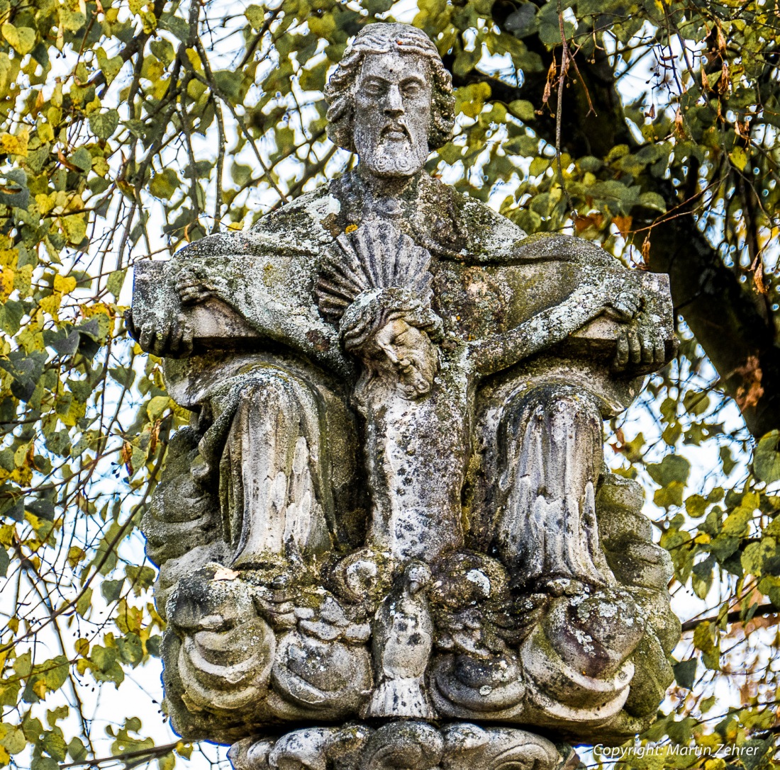 Foto: Martin Zehrer - Eine unscheinbare Statue an der Wunsiedler Straße in Kemnath... Verwitterte Zeichen machen das Entziffern der Prägung nicht leichter... Vielleicht kennt jemand den Text u 