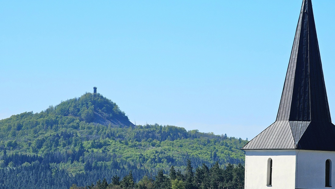 Weitblick zum Rauhen Kulm, rechts im Bild die Kirche von Oberndorf...